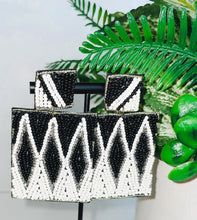 Load image into Gallery viewer, Fantastic Black Beaded Earrings